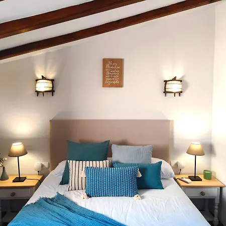 Casa de Campo Masía De San Juan, Renovada Y Con Terraza Privada En Castillo Con Piscina *